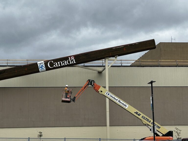 Crews begin dismantling World’s Largest Hockey Stick and Puck